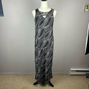 2 Dye 4 Sleeveless Black and White Maxi Dress Size Medium